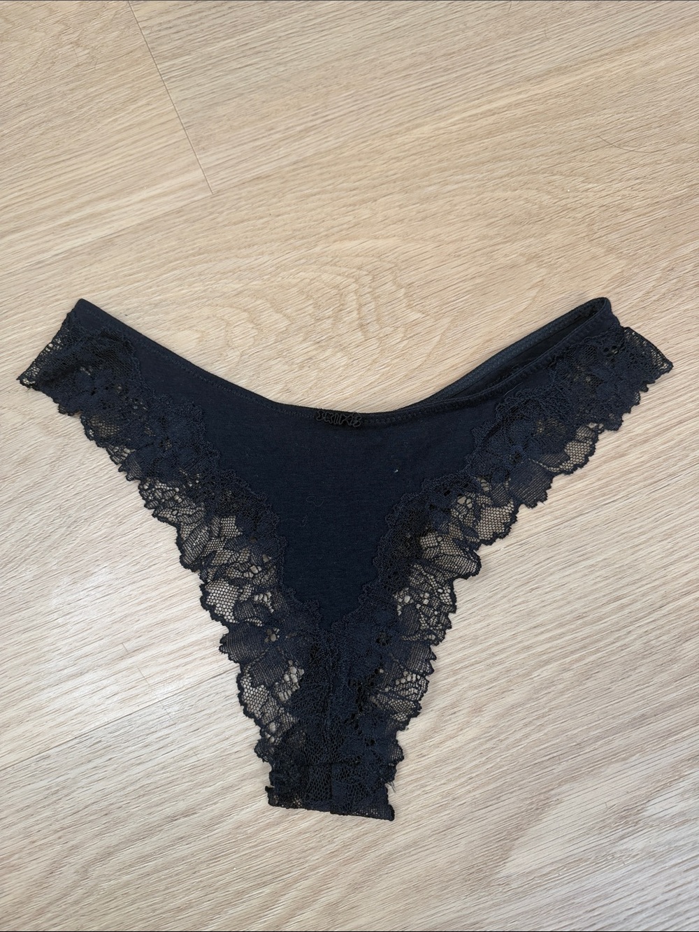 SKIMS Lace Thong Panty XS